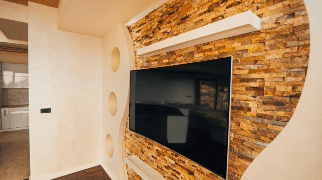 tv accrochee au mur