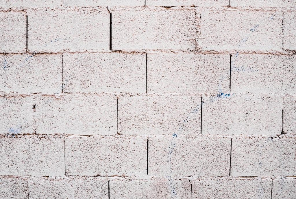 peut on laisser un mur en parpaing sans enduit