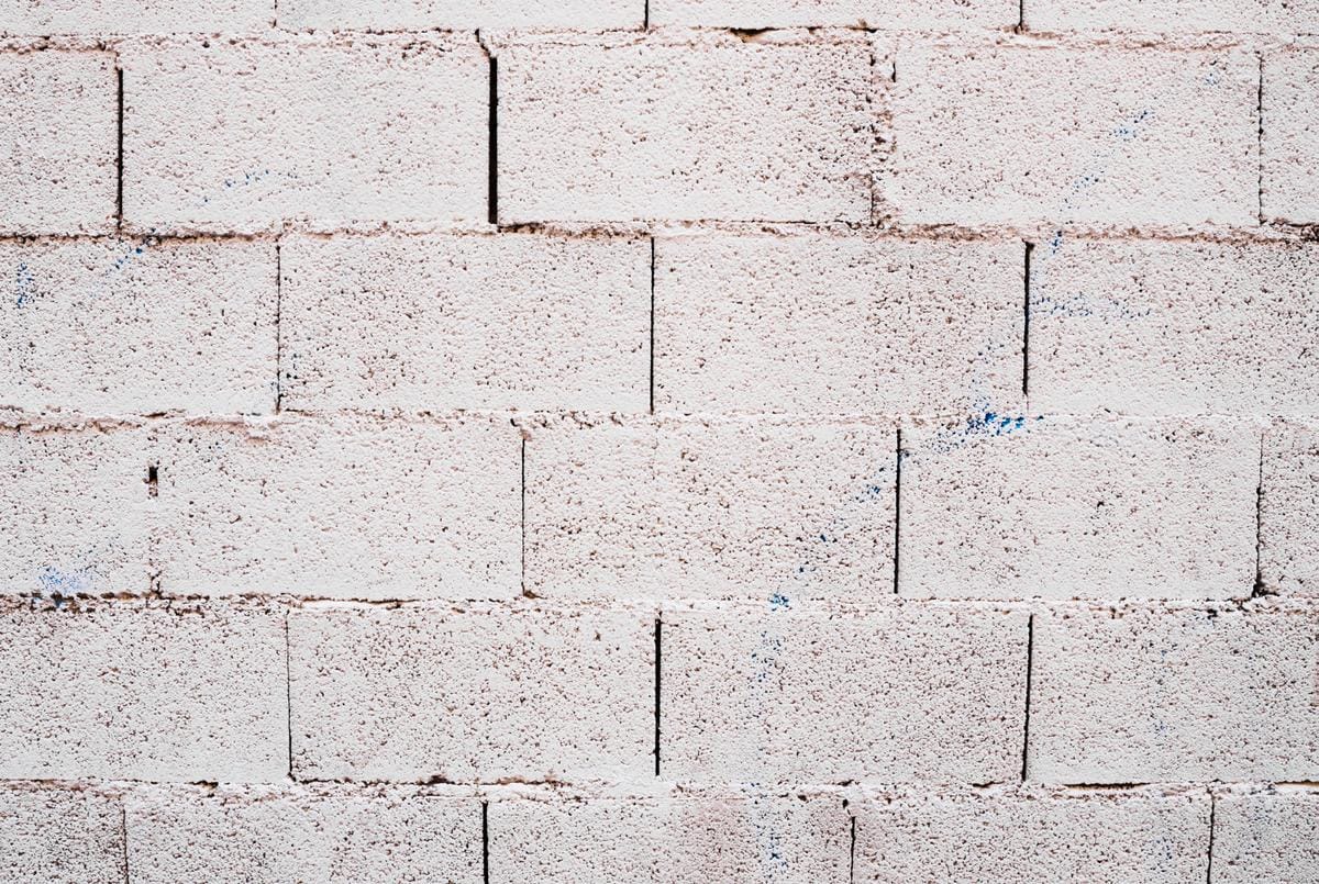 peut on laisser un mur en parpaing sans enduit