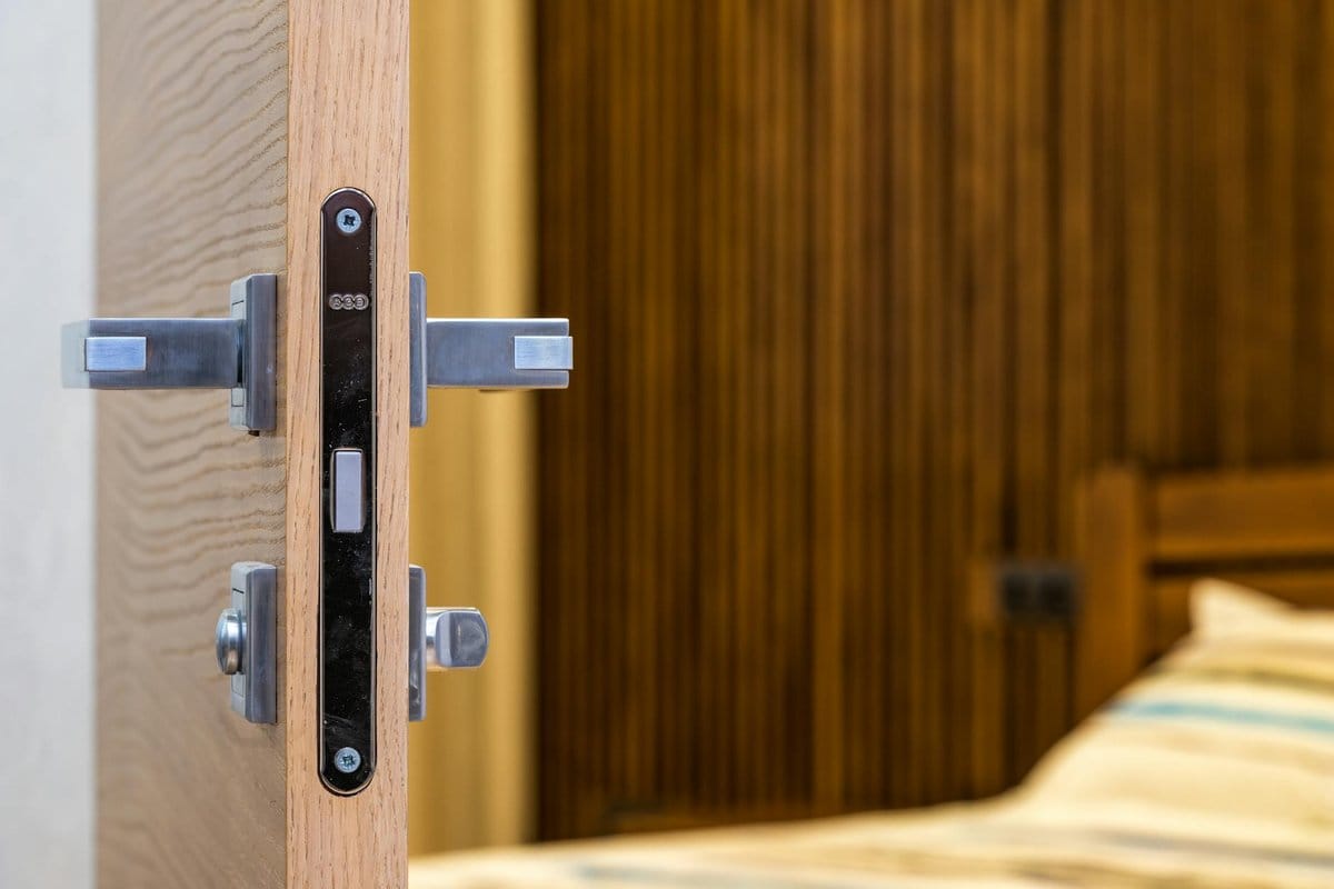comment ouvrir une porte de chambre fermée à clé