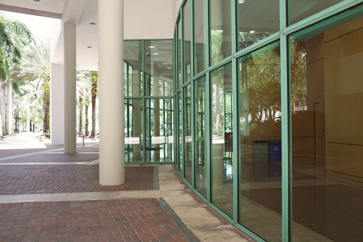 sas d'entrée verriere