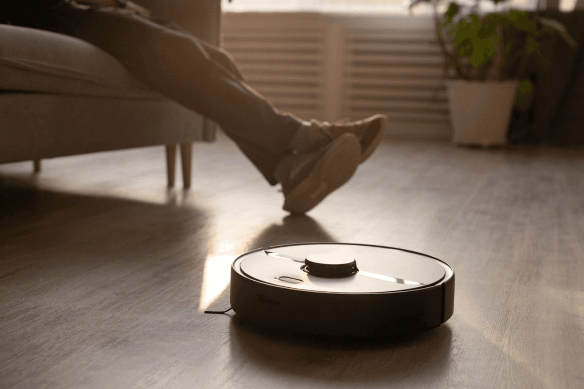 aspirateur robot laveur sur un sol en bois